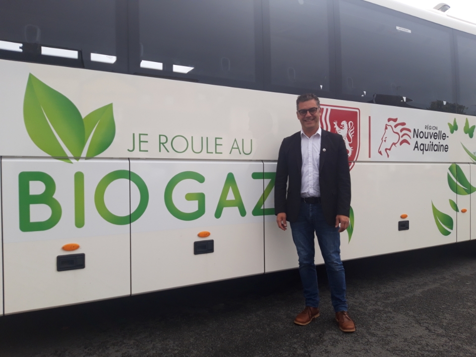 Nicolas Gamache à Parthenay pour l’expérimentation d’un autocar roulant au biogaz sur la ligne n°12 entre Parthenay et Niort 🗓 🗺